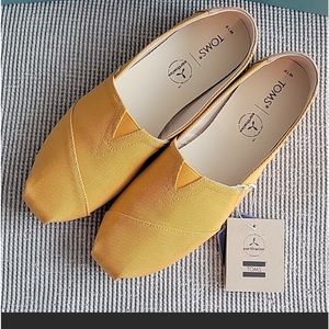 Toms woman’s size 10 golden yellow twill